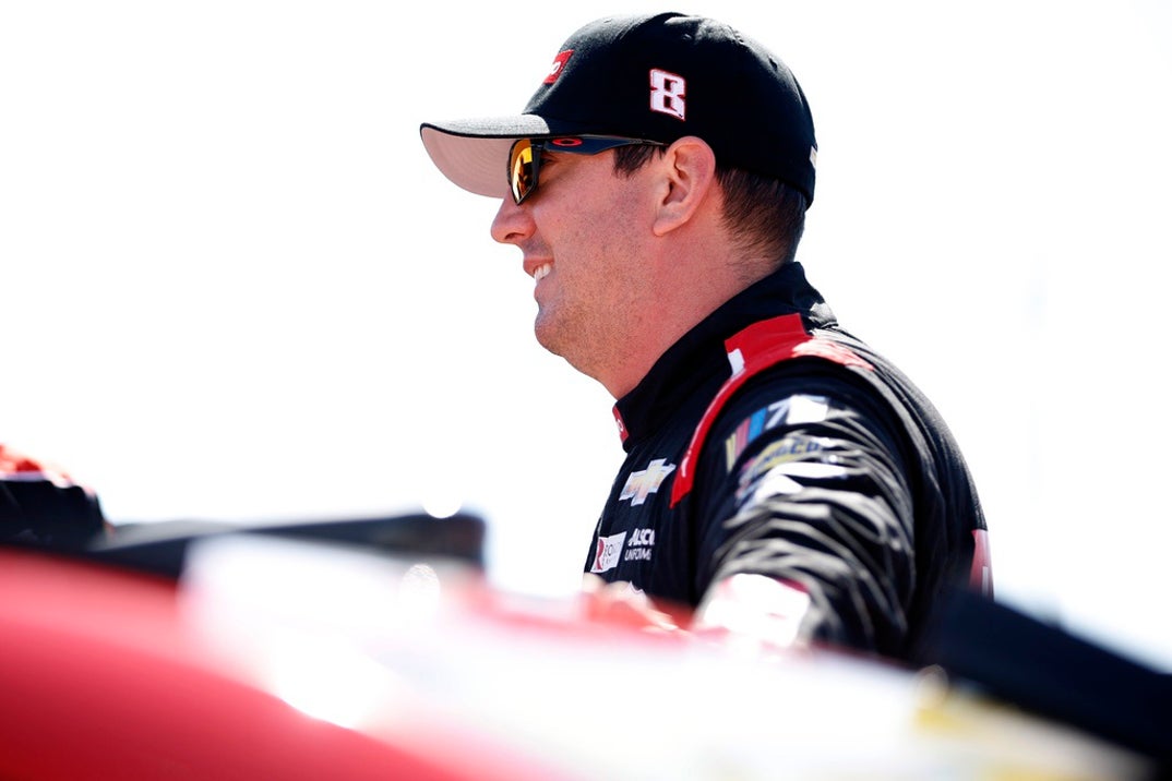 kyle busch on the track Photos1