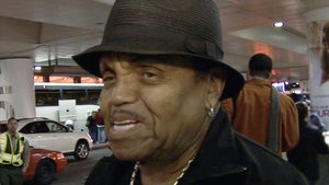 Joe Jackson -- Hospitalized with Family By His Side (VIDEO)