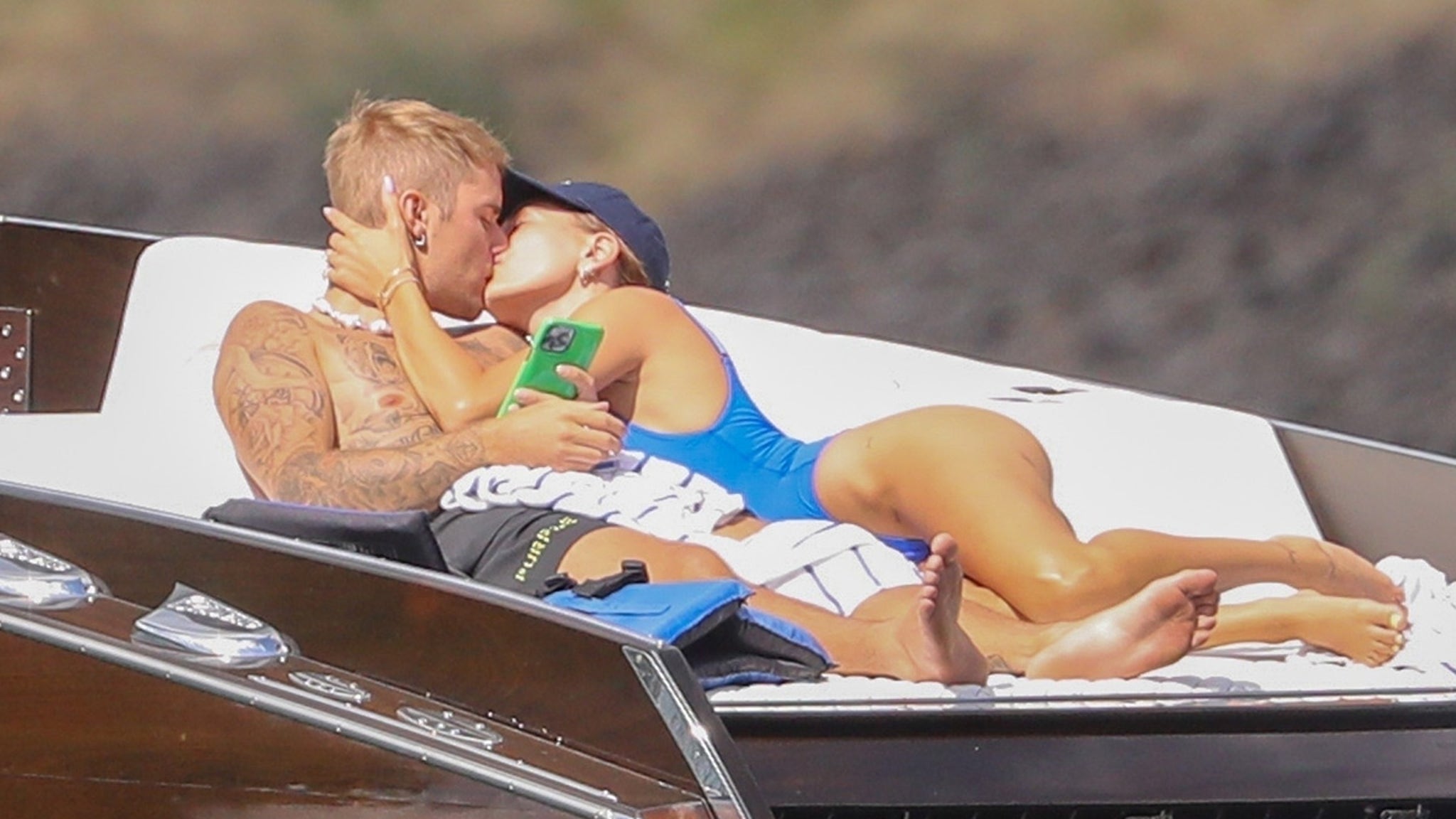 Justin Bieber und Hailey Bieber liebten sich auf einem Boot, während er seine Genesung fortsetzt