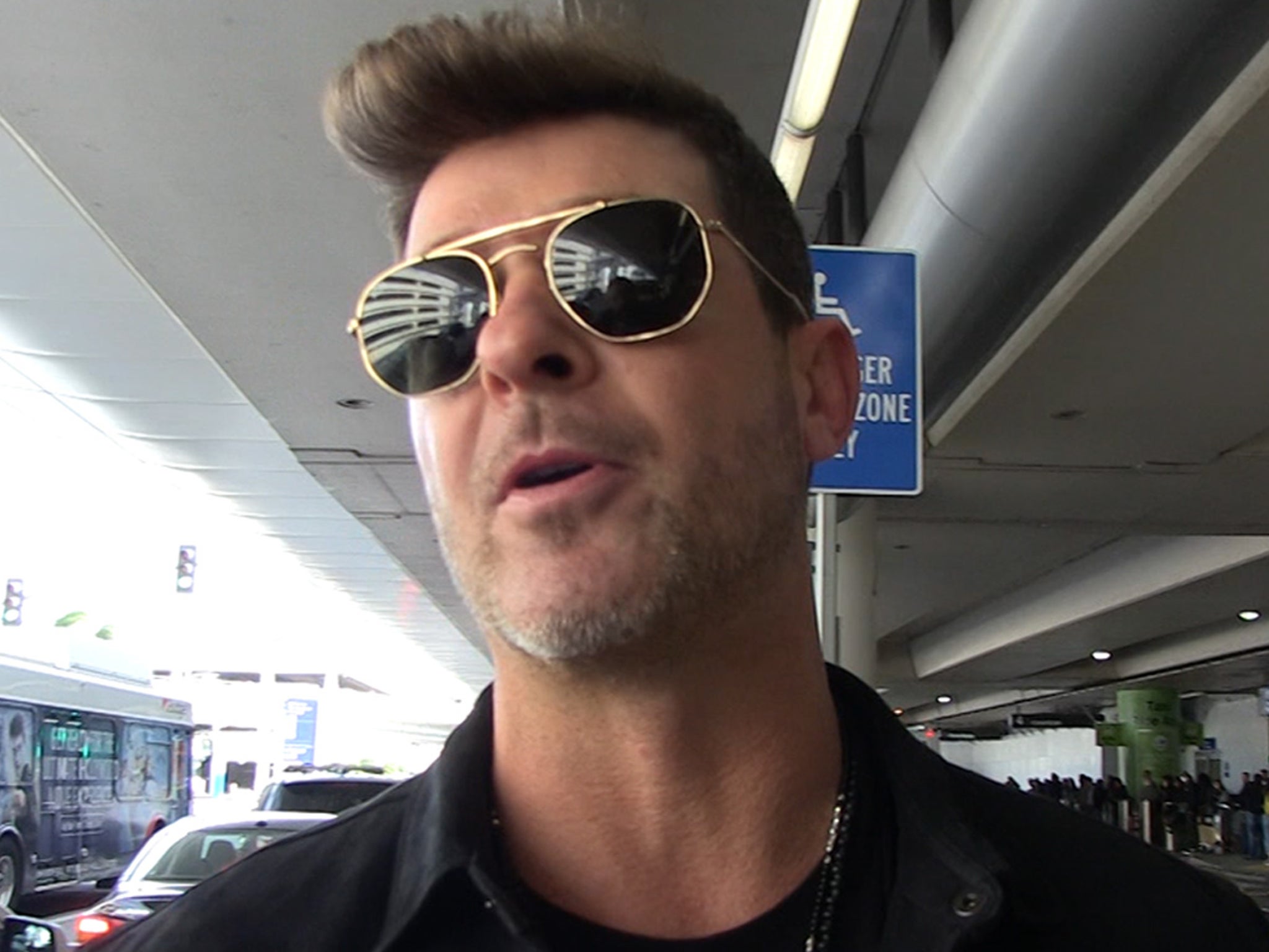Robin Thicke Says Jay Z S Getting People Talking Sit Or Stand
