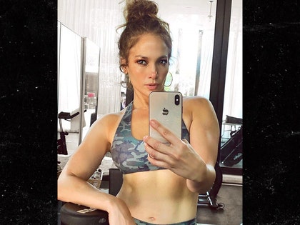 0526-jlo-mirror-selfie-ig