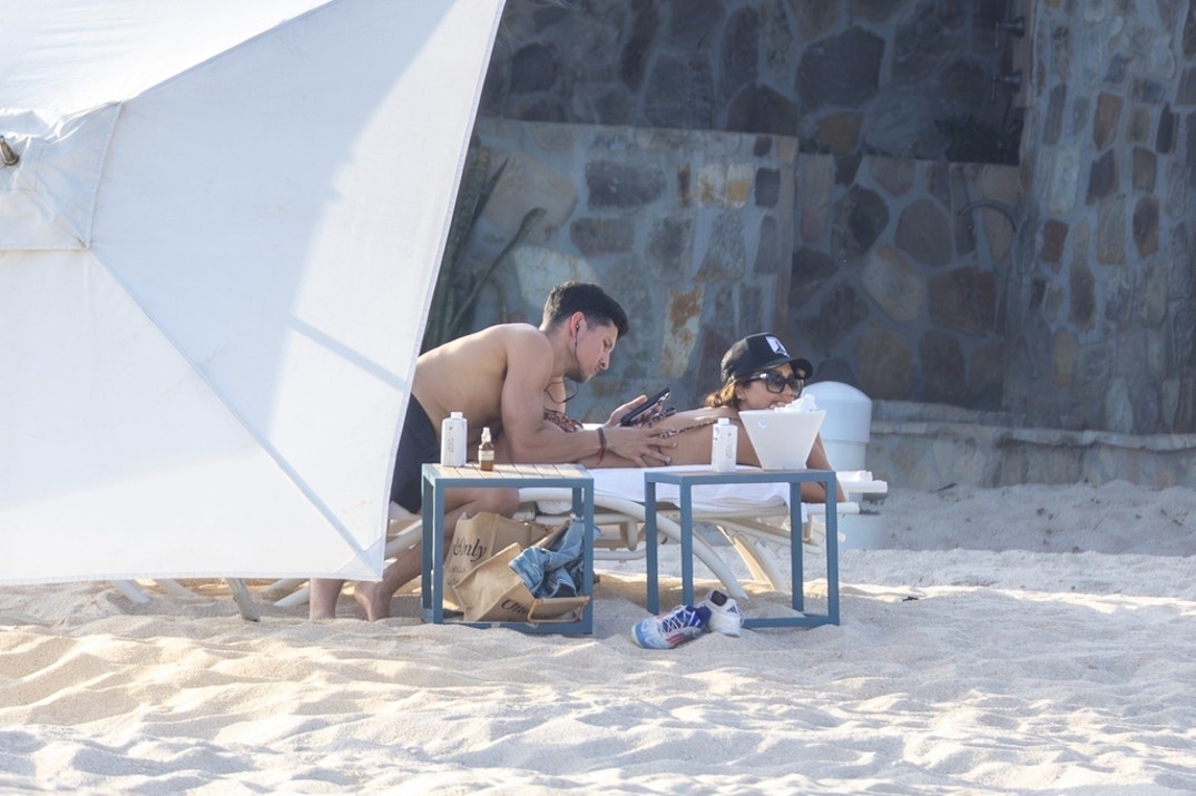 Jessica Alba and Danny Ramirez cabo 5