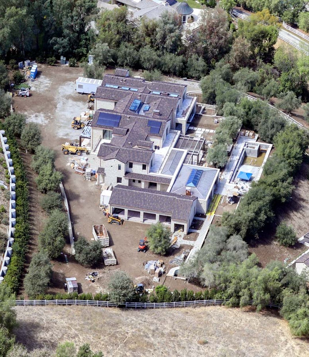 gallery x17_kylie_jenner_aerial_090726_01 (1)