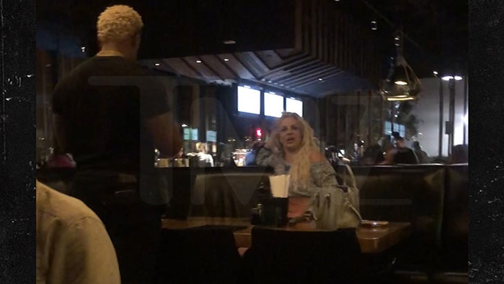 Britney Spears, Restoranda 'Manik' Oyunculuğu Yapıyor, Kocası Sam Fırtınalar İçinde