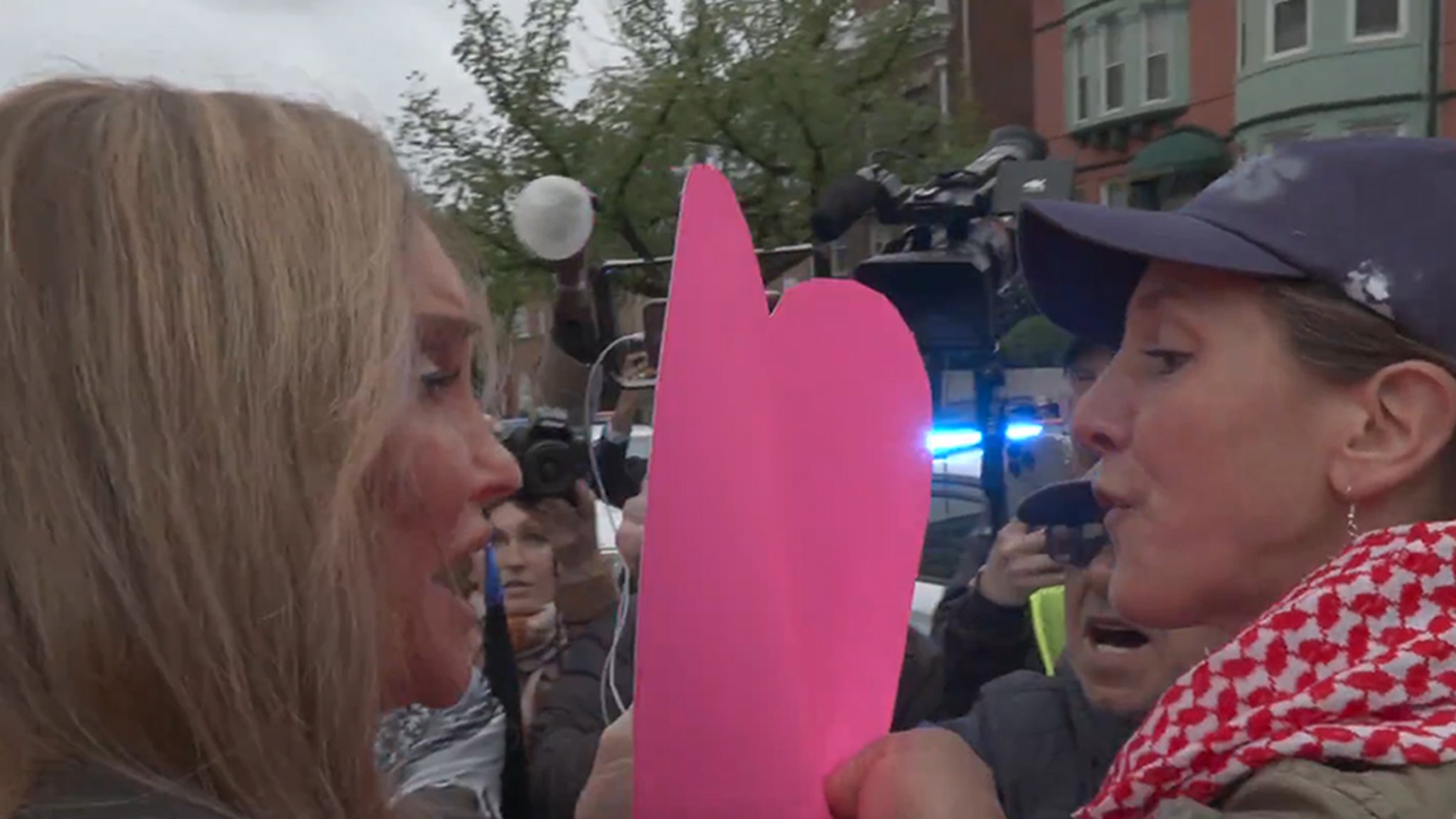 Caitlyn Jenner Se Enfrenta A Manifestantes Propalestinos