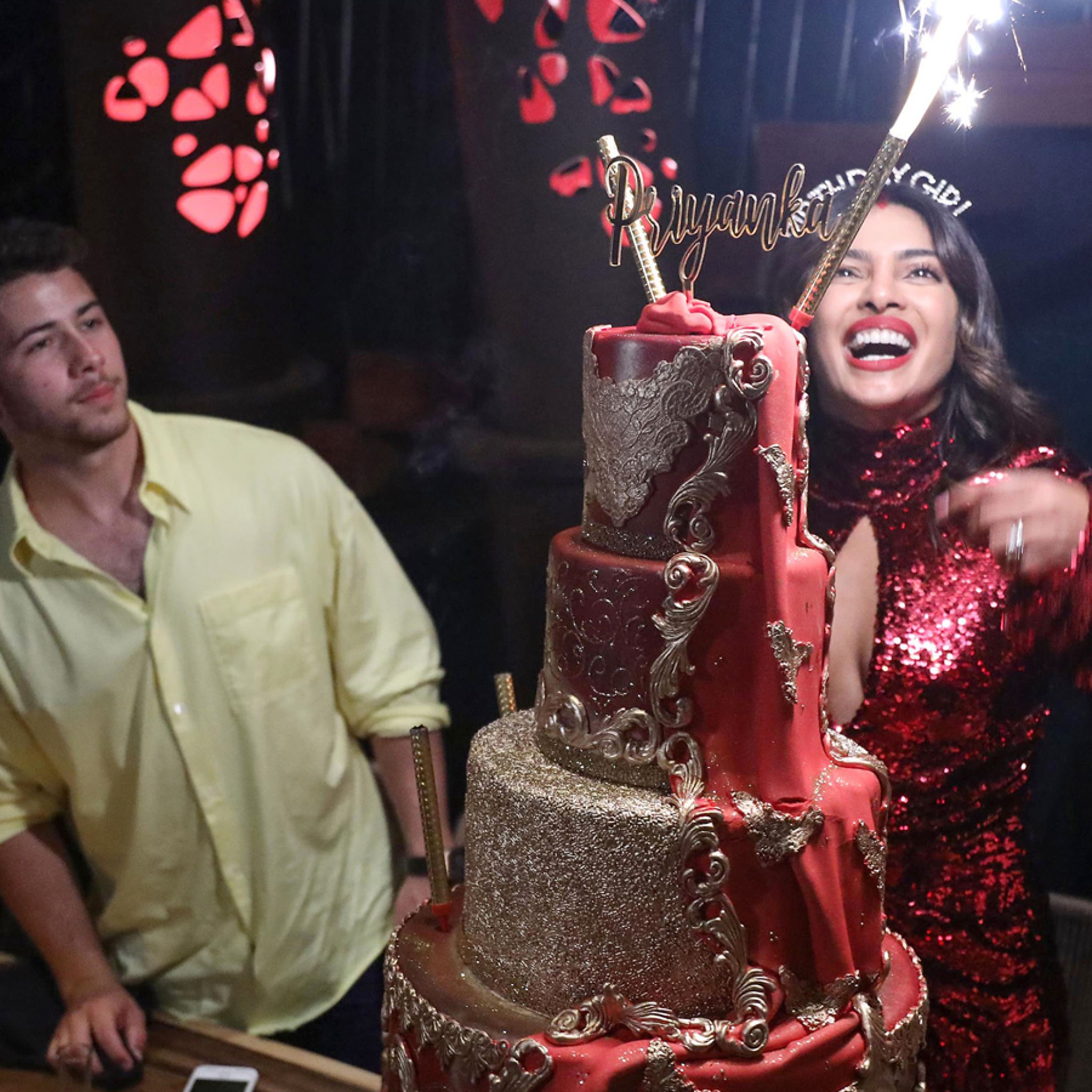 24-carat gold was used to decorate Priyanka Chopra and Nick Jonas's  engagement cake?