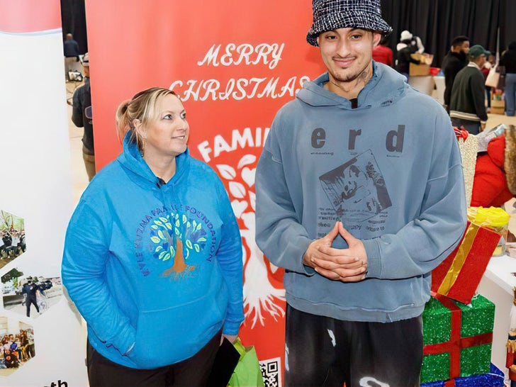 Kyle Kuzma Delivers Goods For Holiday Drive