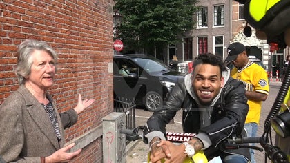 061016_chris_brown_oldlady_kal