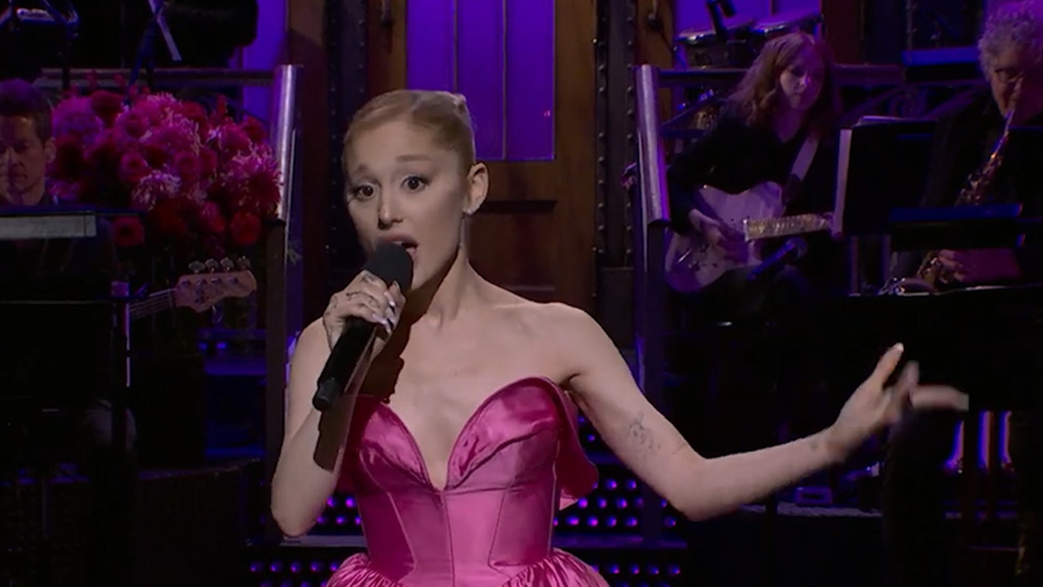 Ariana Grande Mimics Multiple Famous Female Singers in 'SNL' Monologu...