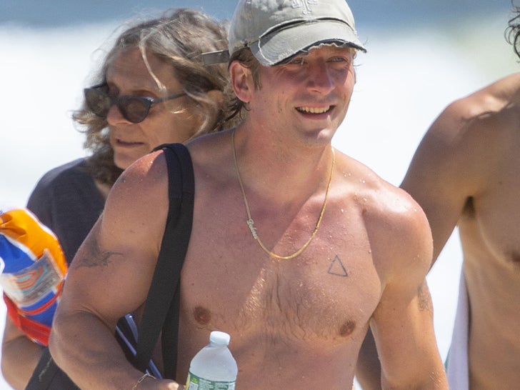 0811-Jeremy-Allen-White-White-Swim-Trunks-SUB-2