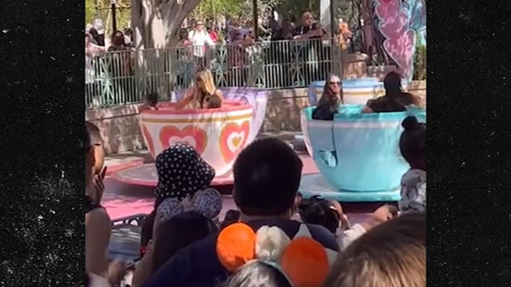 Kim, Khloe Kardashian ve Çocuklar Disneyland'de VIP muamelesi görüyor