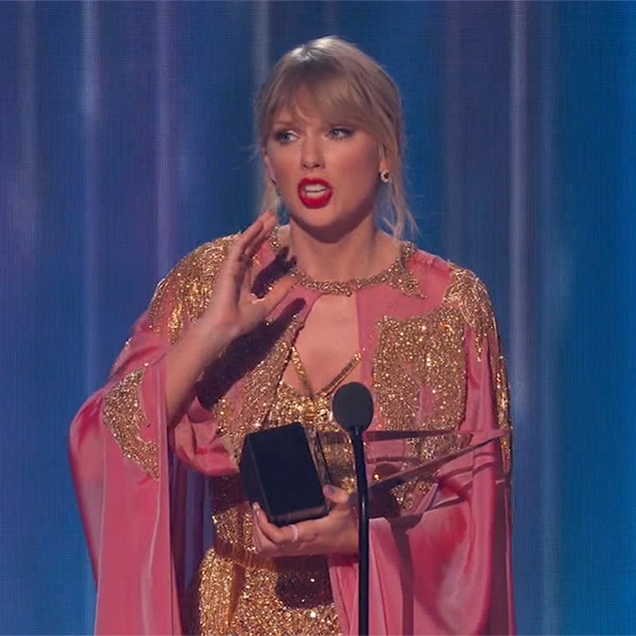 Taylor Swift Accepts Ama No Direct Mention Of Scooter Braun