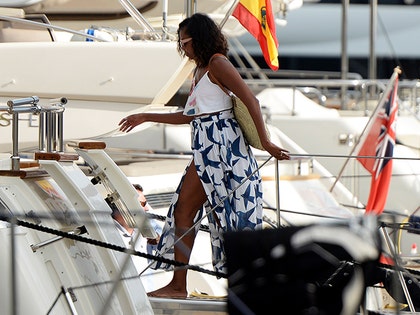 0901_Michelle-Obama-is-seen-getting-on-a-yacht-in-Mallorca_splash-2