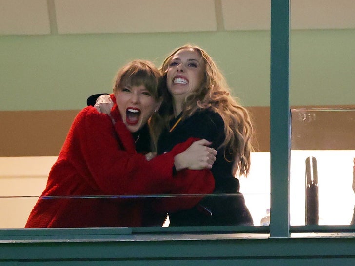 Taylor Swift At The Chiefs vs. Packers Game