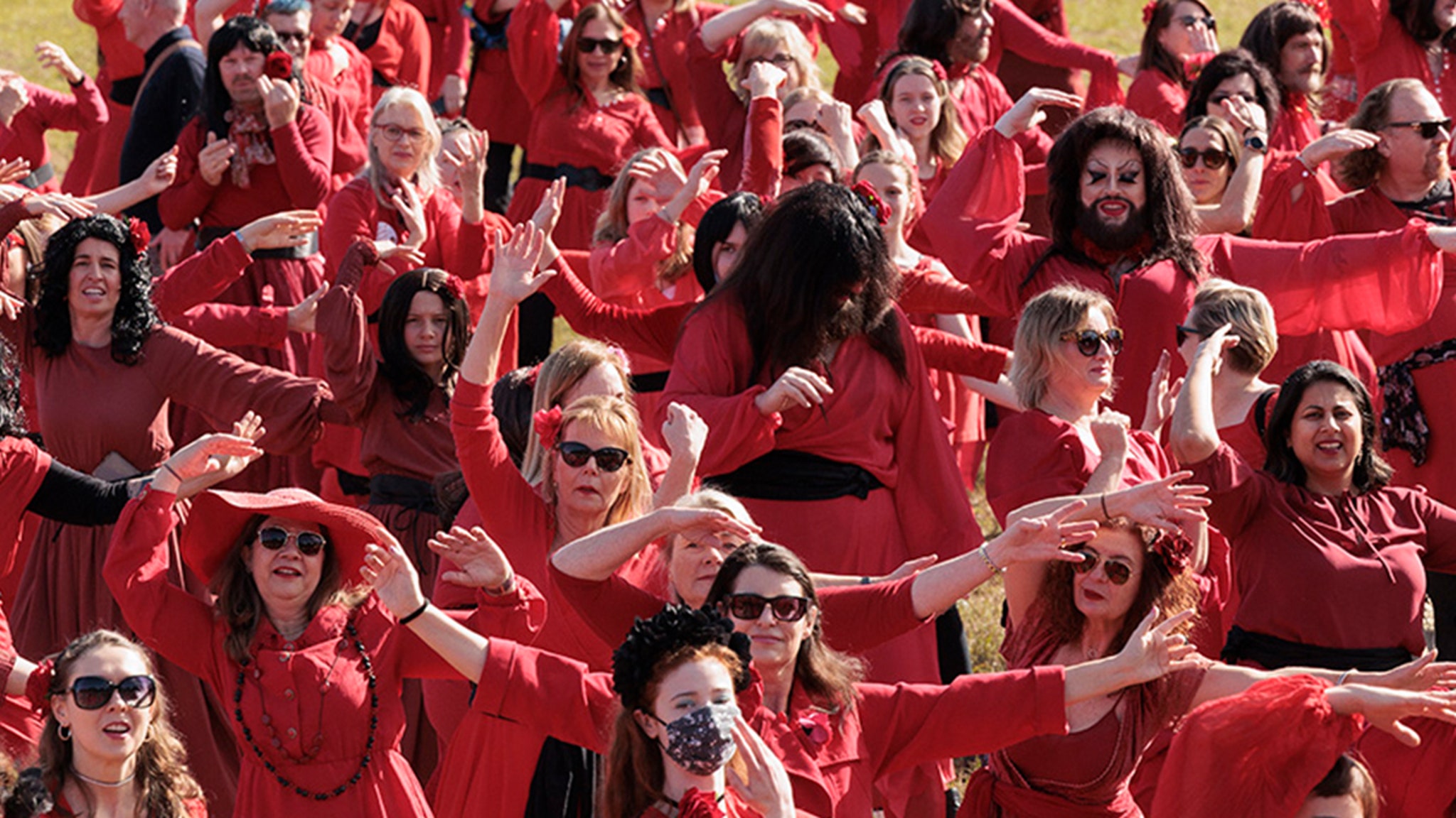 凯特·布什的粉丝们聚集在一起庆祝呼啸山庄日并穿着红色跳舞