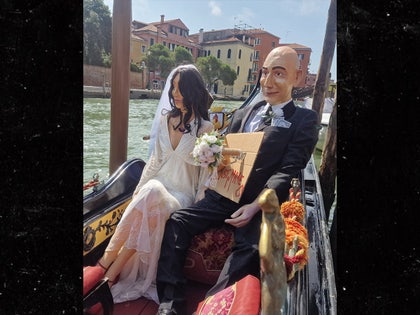 jeff bezos lauren sanchez mannequin venice backgrid