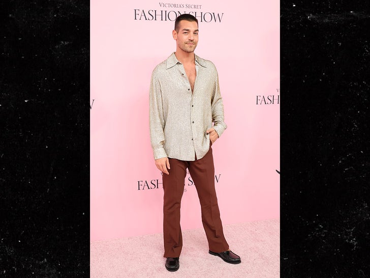 1015-Matt-Rogers-VS-Fashion-Show-SUB
