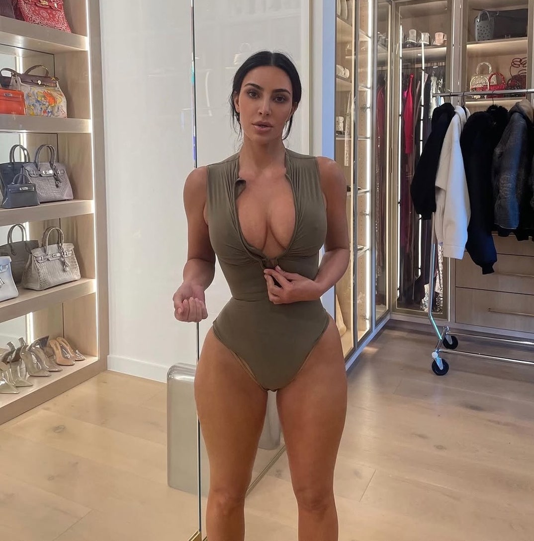 1212  Kim Kardashian Hot Shots 28