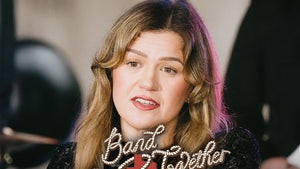 kelly clarkson band together texas main splash news 2