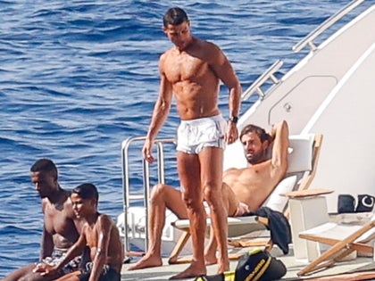 0819-Cristiano-Ronaldo-Shirtless-Yacht-Mallorca-Spain-photos-primary