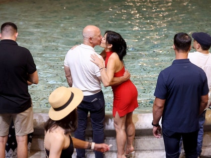 Jeff Bezos Lauren Bezos Date In Rome And At The Trevi Fountain9