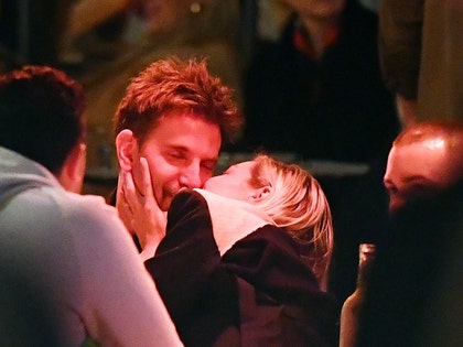 Gigi Hadid Bradley Cooper Dinner PDA photos 6