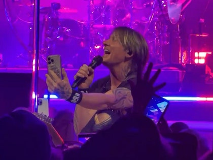 keith-urban-performing-primary-10-03-2025