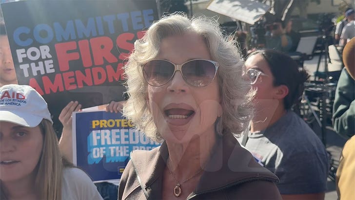 013026_jane_fonda_crowd_col