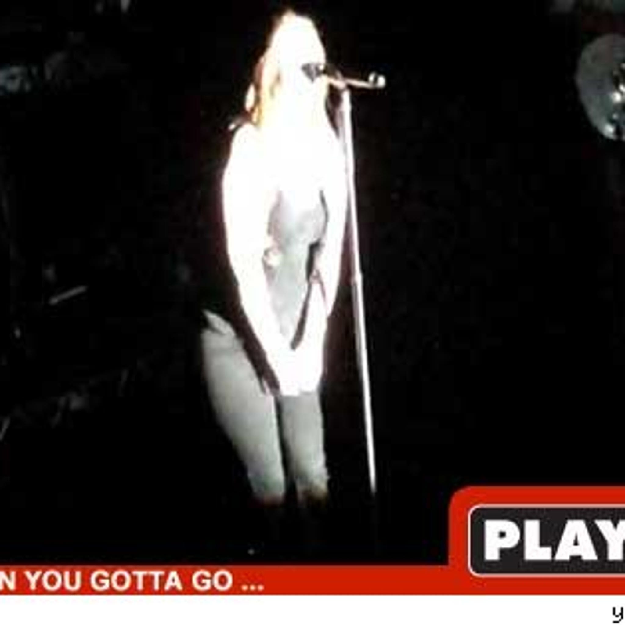 Kelly Clarkson Takes Pee Break During Concert