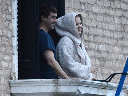 0308_Amy-Schumer-and-Chris-Fischer-in-Venice_backgrid-3