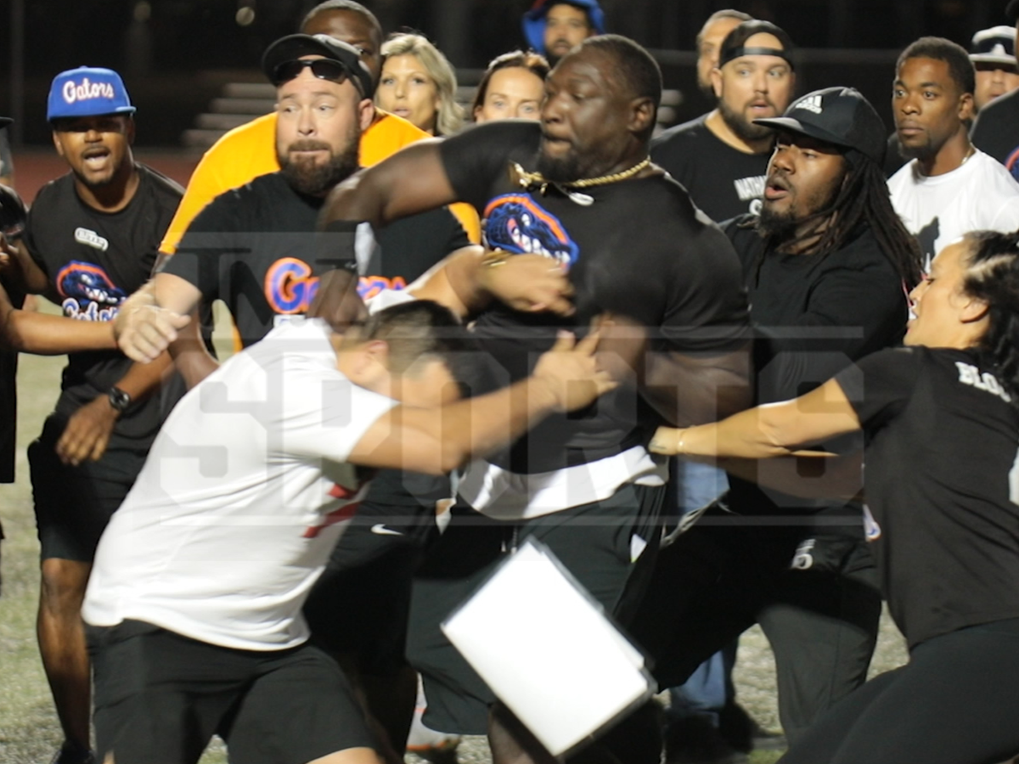 LeGarrette Blount Throws Punches In Fight At Youth Football Game, Cops Investigating - TMZ (Picture 1)