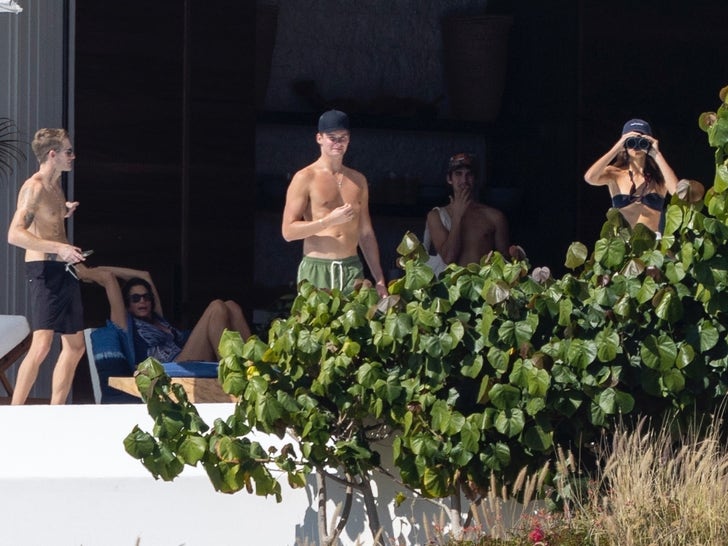 Cindy Crawford e Rande Gerber Lounge à beira da piscina com crianças em Cabo