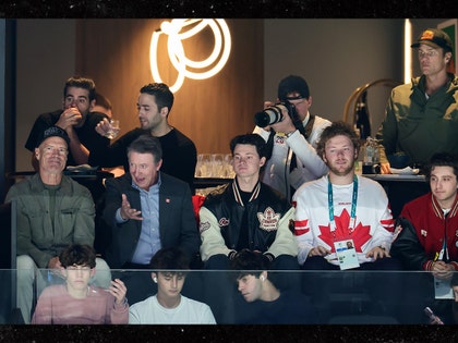 Tom Brady, Wayne Gretzky and Mark Messier watching Canada game getty 2