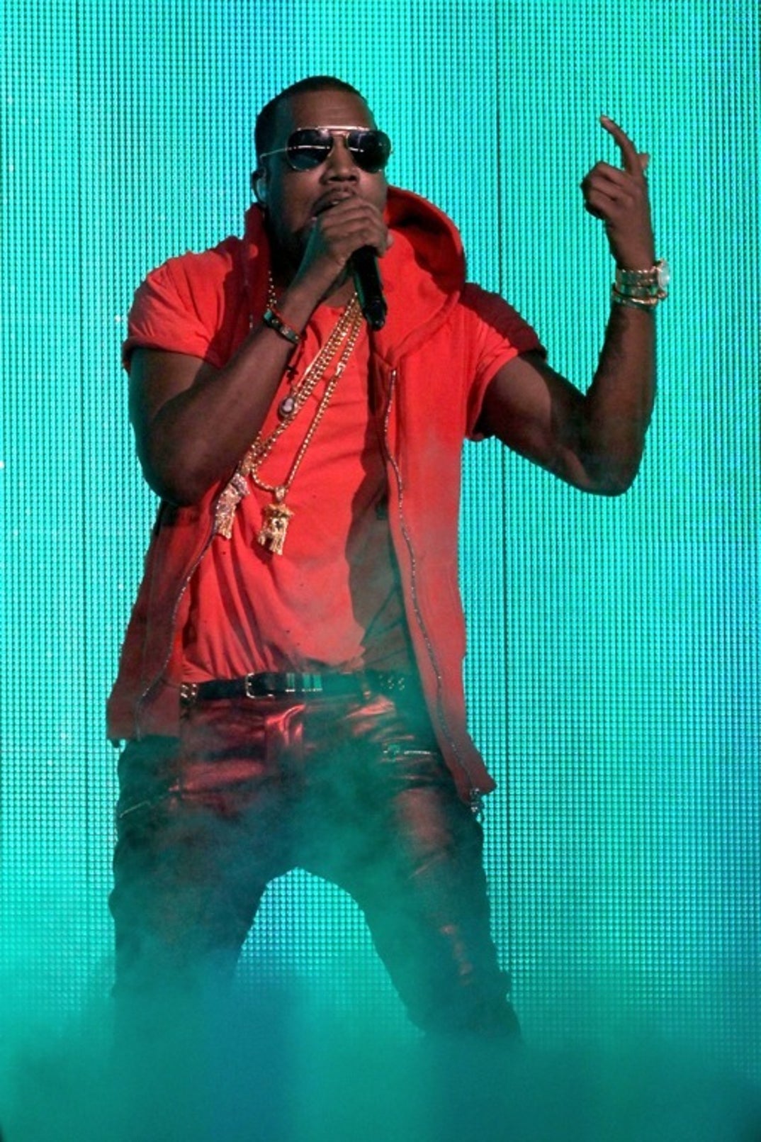 1027_kanye_performance_photos_01