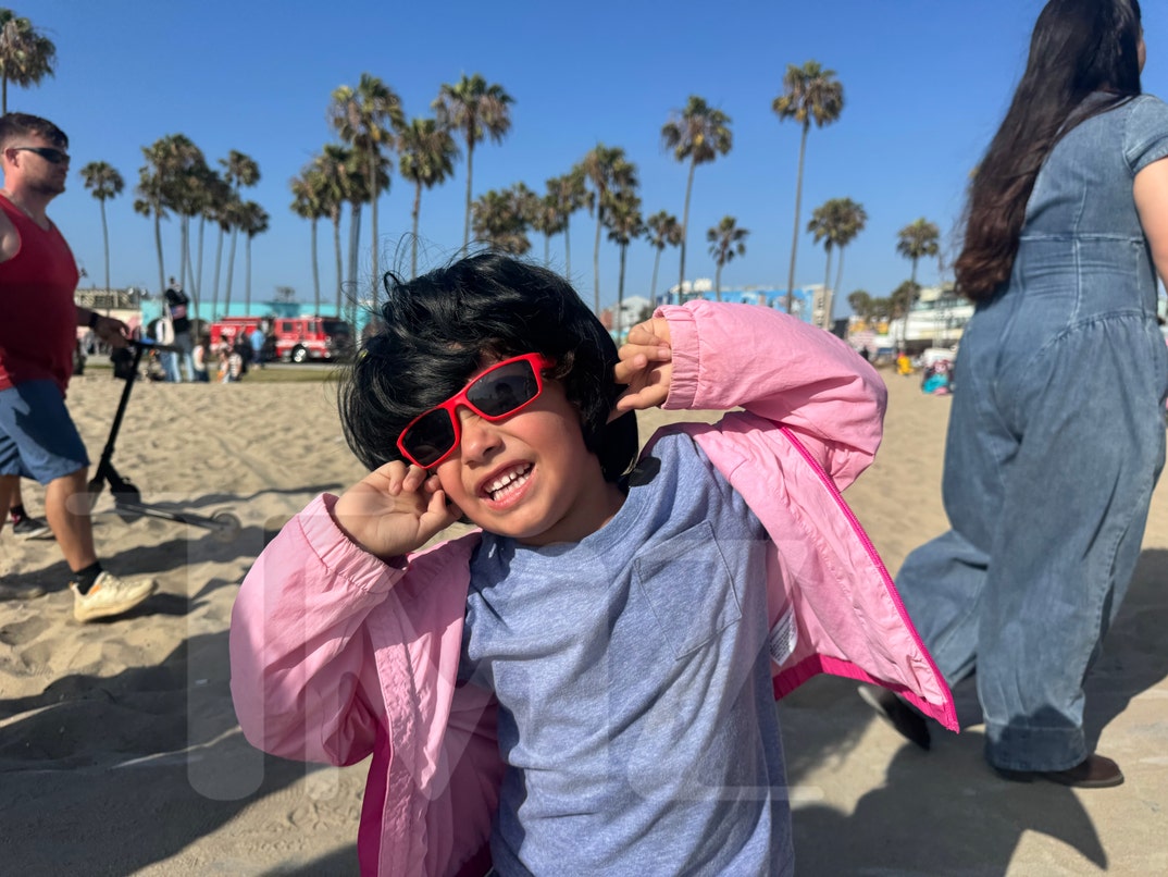 Oliver-Tree-Fans-Honor-the-Singer-at-Venice-Pop-Up-Memorial-4
