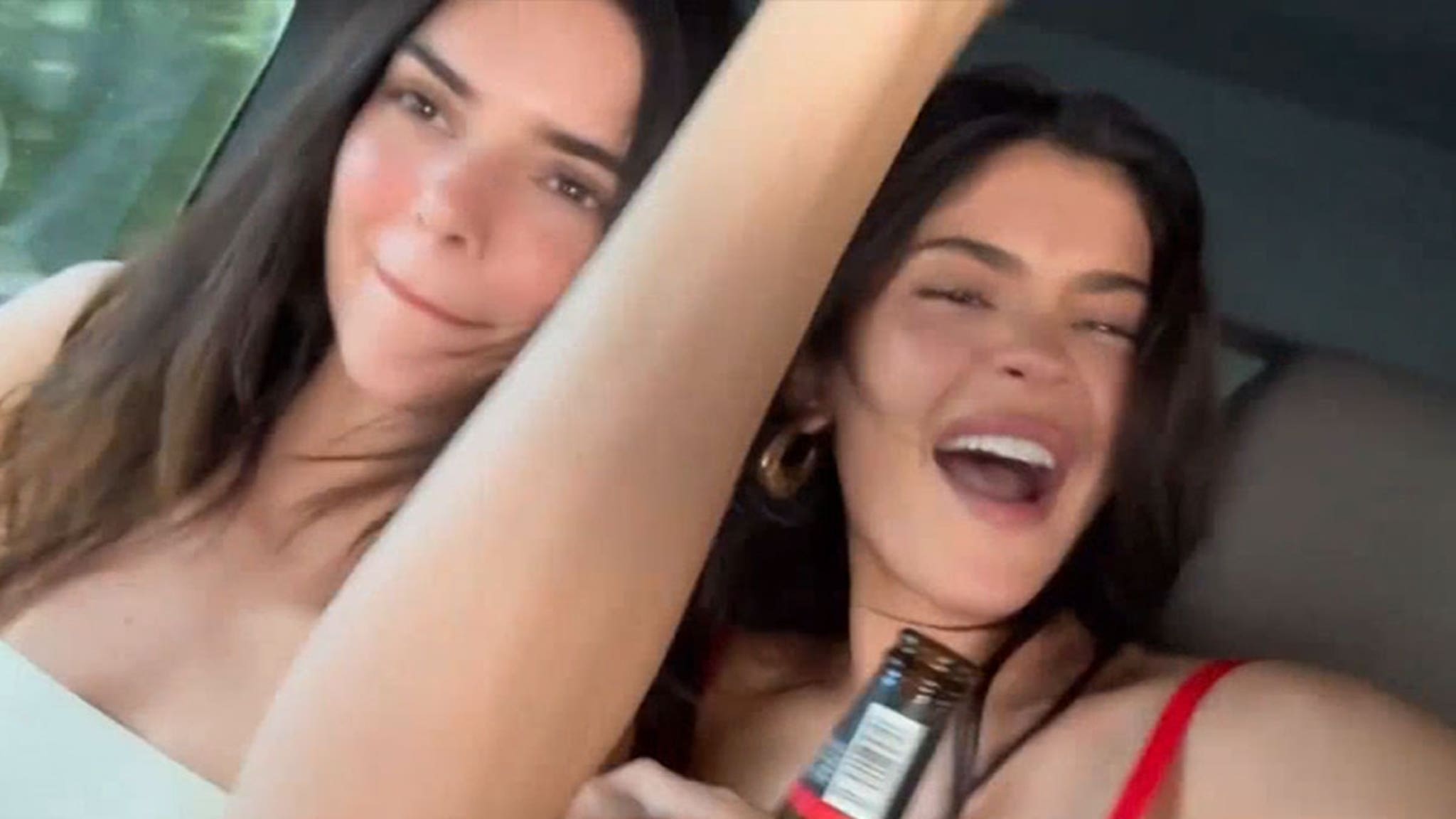 Kylie et Kendall Jenner chantent Billie Eilish et boivent des bières ensemble en voiture