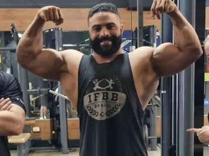 Andre Cavalcanti Flexing