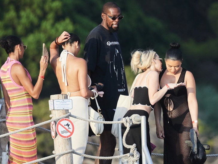 Kevin Durant Surrounded By Women After Winning Olympic Gold Medal