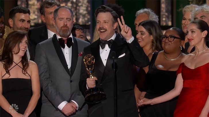 Jason Sudeikis, Olivia Wilde ile Gözaltı Savaşında Emmy'deki Çocuklara Teşekkür Ediyor