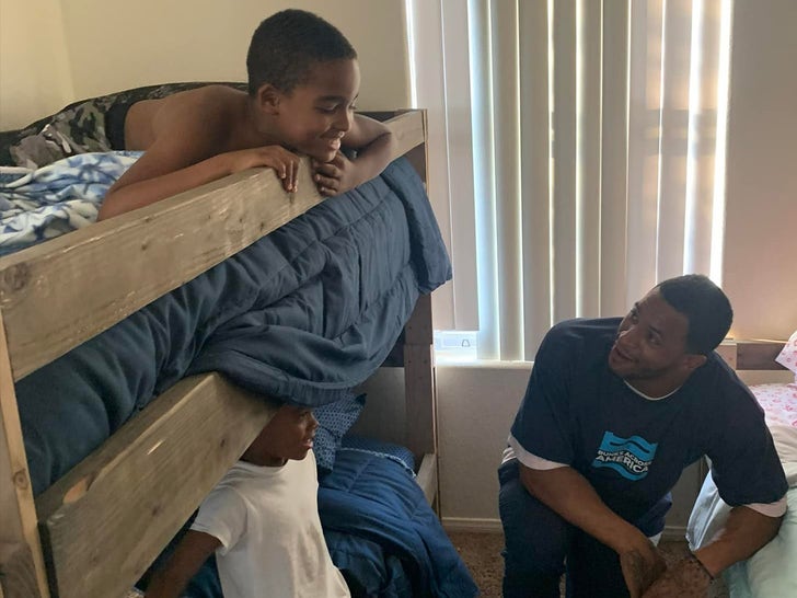 Raiders' Johnathan Abram Builds Beds, Donates Them To Las Vegas Family