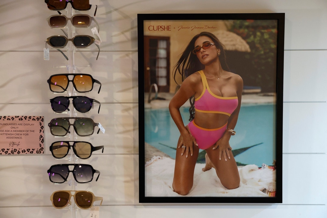 Cupshe x Jessie James Decker Collaboration 34