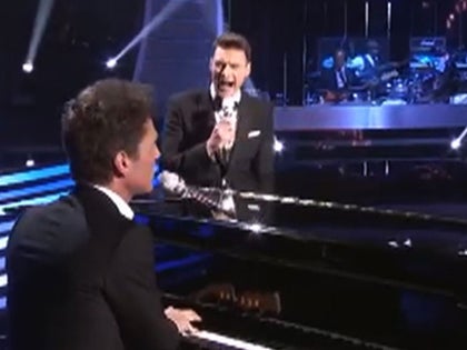 052214_ryan_seacrest_singing_primary