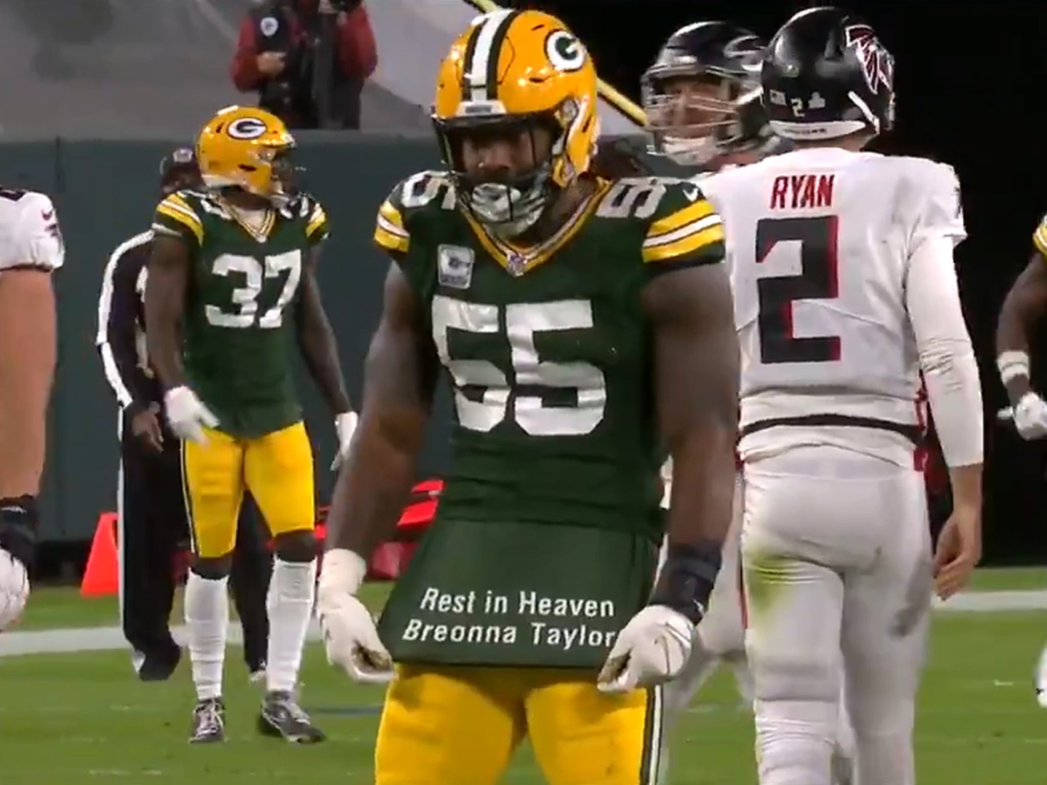 Packers rusher Za'Darius Smith flashes 'Snubbed' T-shirt after sack