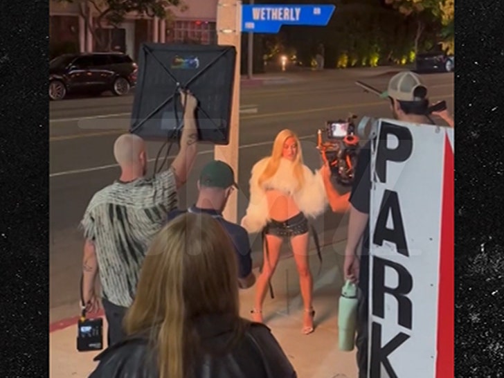 081625_heidi_montag_side_primary