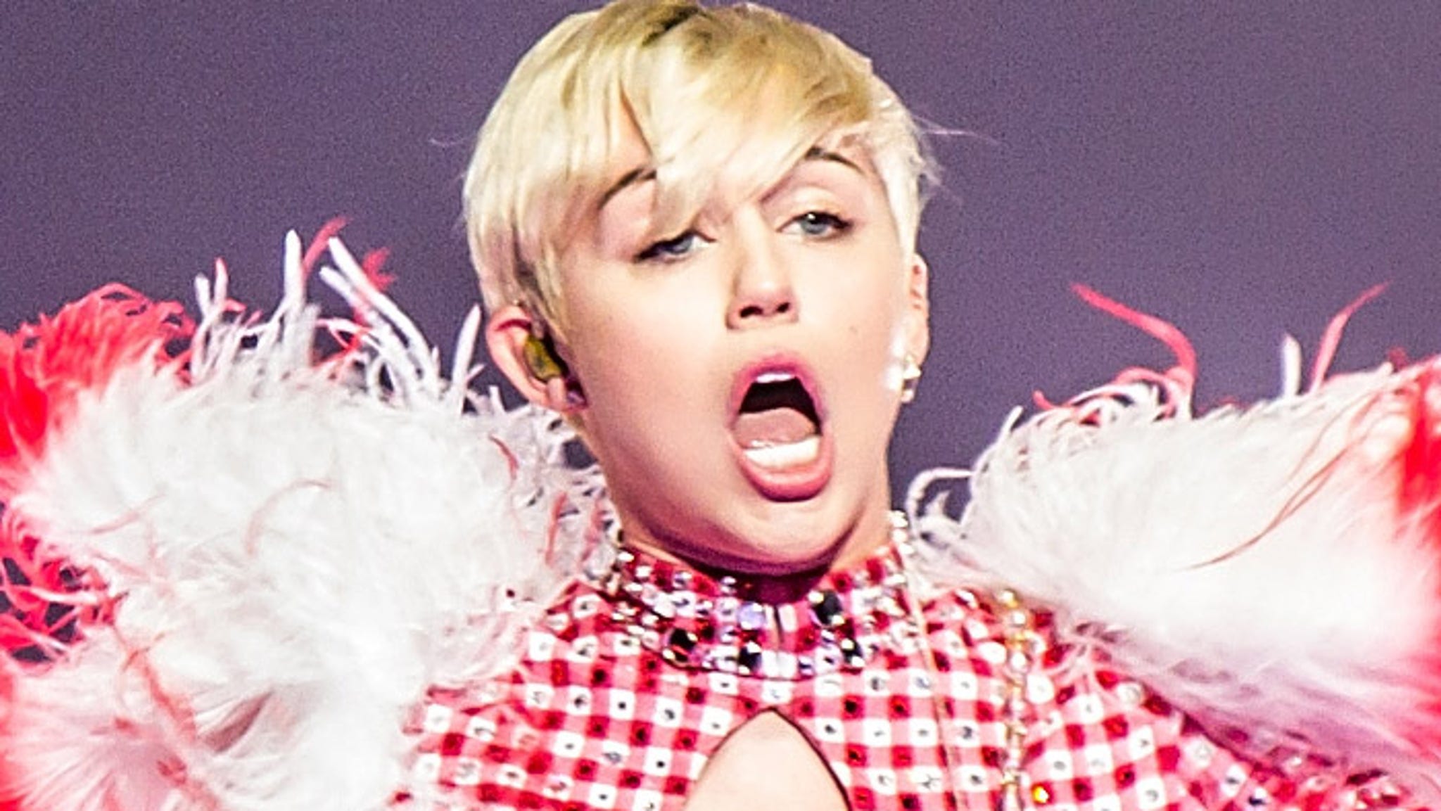 Miley cyrus doctor. Сайрус вирус. Miley Cyrus Screams Angry. Mileyn_SG видео.