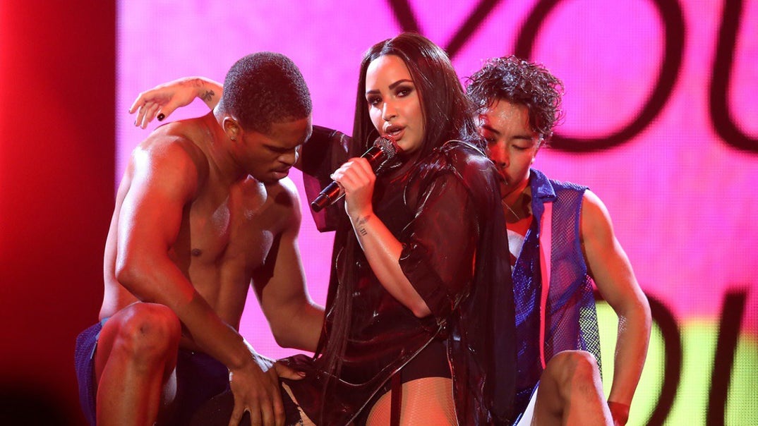 demi_performance_pics_04