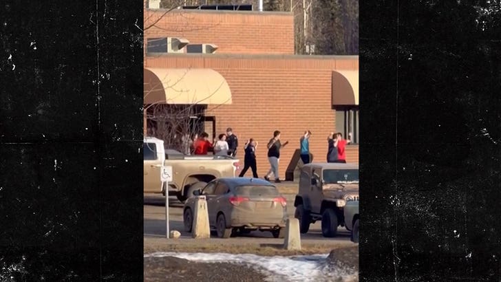 021126_canada_school_evacuation_kal