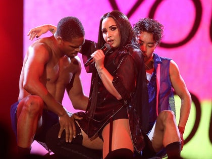demi_performance_pics_04