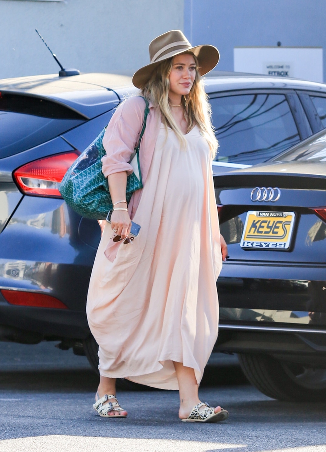 Hilary gave us a real and relatable look at pregnancy with this sho†, keeping it honest and adorable.