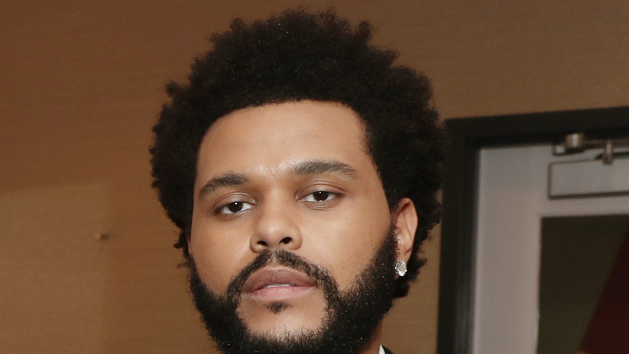 The Weeknd сообщает, что врачи говорят, что его голос восстановится после того, как он потерял его на шоу в Лос-Анджелесе.